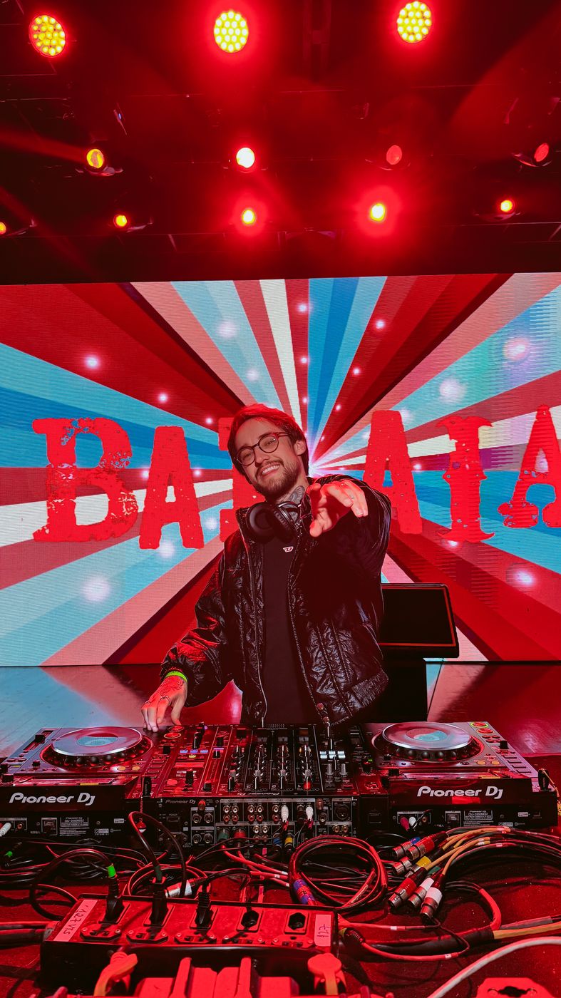 Rafa tocando como DJ
