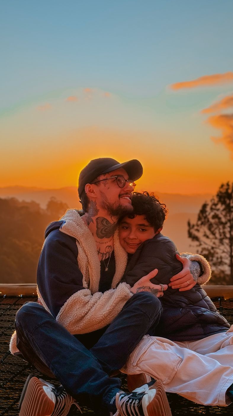 Rafa abraçando o filho Kauan ao pôr do sol